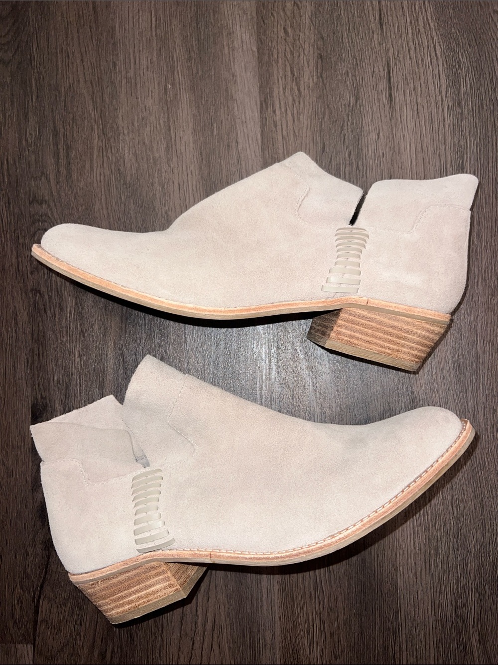 NWOT Dolce Vita Women's Beige Suede Ankle Booties